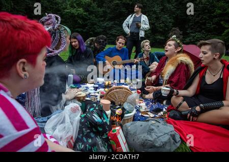 Moskau, Russland. 27. August 2020 Jugendliche singen ein Lied während der "Mad Tea Party" im Zarizyno Park in Moskau, Russland. Die "Mad Tea Party" ist eine inoffizielle Jugendparty, bei der die Menschen in ungewöhnlichen Kostümen Tee trinken, tanzen, singen und Spaß haben Stockfoto