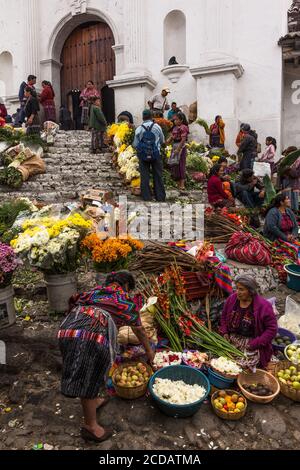 Quiche Maya Frauen verkaufen Blumen und Früchte in der Blume Markt auf der prähispanischen Maya-Treppe vor der Kirche von Santo Tomas in Chichicaste Stockfoto