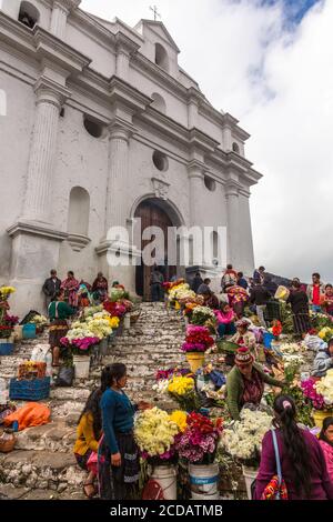 Quiche Maya Frauen verkaufen Blumen auf dem Blumenmarkt auf der prähispanischen Maya Treppe vor der Kirche von Santo Tomas in Chichicastenango, Gua Stockfoto