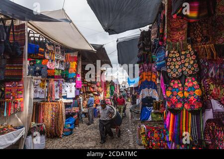 Der Outdoor-Markt vor der Kirche Santo Tomas in Chichicastenango, Guatemala. Im Hintergrund befindet sich die Kapelle des Kalvarienberges. Stockfoto