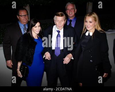 5. März 2013, Beverly Hills, Kalifornien, USA: Sumner Redstone (C) mit der ehemaligen Freundin Sydney Holland (L) und der Begleiterin Manuela Herzer (R) nehmen an der 2. Jährlichen Gala "an Evening of Environmental Excellence" Teil. (Bild: © Billy Bennight/ZUMA Wire) Stockfoto