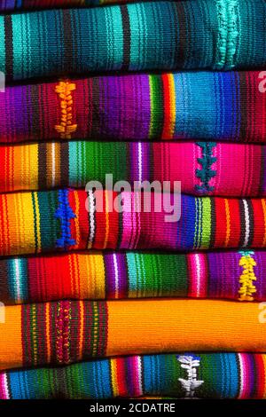 Bunte Muster in Maya Webungen handgewebt auf Rückenband Webstühle zum Verkauf auf dem Markt in Chichicastenango, Guatemala. Stockfoto