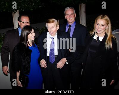 5. März 2013, Beverly Hills, Kalifornien, USA: Sumner Redstone (C) mit der ehemaligen Freundin Sydney Holland (L) und der Begleiterin Manuela Herzer (R) nehmen an der 2. Jährlichen Gala "an Evening of Environmental Excellence" Teil. (Bild: © Billy Bennight/ZUMA Wire) Stockfoto