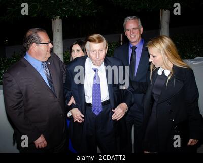 5. März 2013, Beverly Hills, Kalifornien, USA: Sumner Redstone (C) mit der ehemaligen Freundin Sydney Holland (L) und der Begleiterin Manuela Herzer (R) nehmen an der 2. Jährlichen Gala "an Evening of Environmental Excellence" Teil. (Bild: © Billy Bennight/ZUMA Wire) Stockfoto