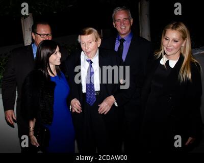 5. März 2013, Beverly Hills, Kalifornien, USA: Sumner Redstone (C) mit der ehemaligen Freundin Sydney Holland (L) und der Begleiterin Manuela Herzer (R) nehmen an der 2. Jährlichen Gala "an Evening of Environmental Excellence" Teil. (Bild: © Billy Bennight/ZUMA Wire) Stockfoto