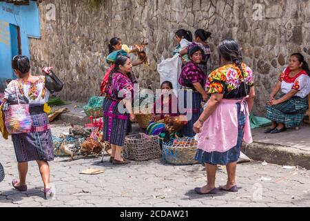 Quiche Maya Frauen verkaufen lebendes Geflügel auf dem Outdoor-Markt in Chichicastenango, Guatemala. Stockfoto