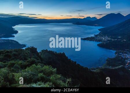 Der Blick auf den Atitlan-See, Guatemala, vor Sonnenaufgang vom Nariz del Indio oder der Nase des Indianers. Im Vordergrund ist San Juan la Laguna, dann San Pedro l Stockfoto