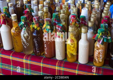 Ti Punch, einem lokalen Rum-basierte alkoholische Getränke, die für den Verkauf in einem kleinen Markt im Freien in Sainte-Anne auf der Insel Grande-Terre, Guadeloupe. Stockfoto