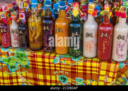 Ti Punch, einem lokalen Rum-basierte alkoholische Getränke, die für den Verkauf in einem kleinen Markt im Freien in Sainte-Anne auf der Insel Grande-Terre, Guadeloupe. Stockfoto