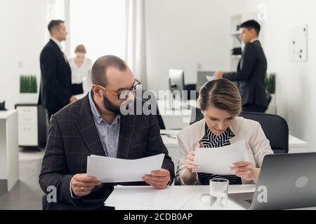 Kommunikation für einen Deal mit einem Kunden eines Finanzunternehmens im Büro am Tisch. Vertriebsleiter und Einkäufer Stockfoto