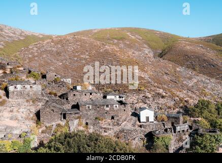 Drave, ein verlassenes Dorf in einem Tal in Arouca, Portugal. Kleine Steinhäuser auf einem Hügel, umgeben von Bergen Stockfoto