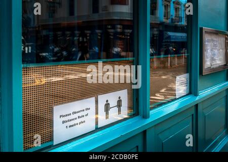 Social Distance Guidelines on Sign at Restaurant Window während der Covid in London, Großbritannien Stockfoto