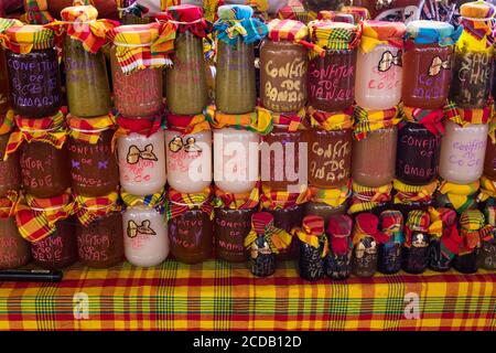 Ti Punch, einem lokalen Rum-basierte alkoholische Getränke, die für den Verkauf in einem kleinen Markt im Freien in Sainte-Anne auf der Insel Grande-Terre, Guadeloupe. Stockfoto
