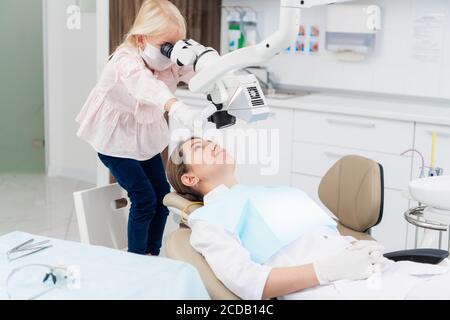 Kinder im Krankenhaus, kleine Ärzte, spielen Chirurg. Stockfoto