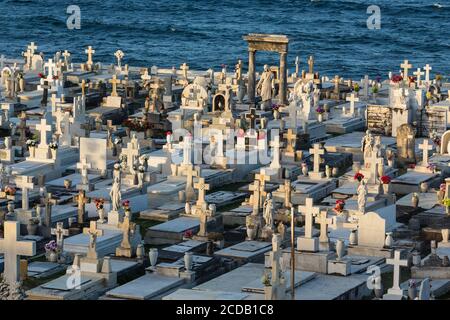 Der Friedhof von Maria Magdalena de Pazzzis am Meer, außerhalb der Stadtmauer von Old San Juan, Puerto Rico, und in der Nähe des Castillo San Felipe del Morro Stockfoto