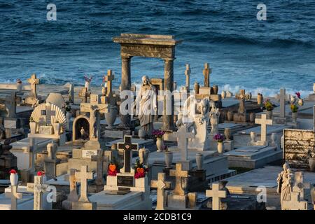 Der Friedhof von Maria Magdalena de Pazzzis am Meer, außerhalb der Stadtmauer von Old San Juan, Puerto Rico, und in der Nähe des Castillo San Felipe del Morro Stockfoto