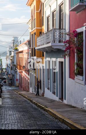 Bunt bemalte Häuser in der historischen Kolonialstadt Old San Juan, Puerto Rico. Stockfoto