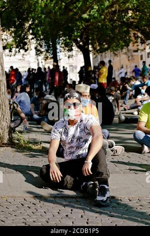 Nicht-EU-Einwanderer, die Covid 19 Masken tragen, während einer Demonstration, um eine Arbeitserlaubnis für Italien zu beantragen. Rom Italien, Europa, EU. Stockfoto