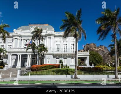 Das Antiguo Casino von San Juan wurde 1917 im Beaux Arts Stil als sozialer Club erbaut. Dahinter befindet sich das historische Castillo San Cristobal, das ein ist Stockfoto