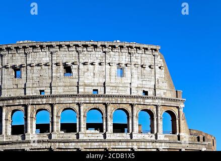 Nahaufnahme des Äußeren des Kolosseums (auch als Flavian Amphitheater bekannt) Colosseo. Klarer blauer Himmel, Kopierbereich. Rom, Latium, Italien, Europa. Stockfoto