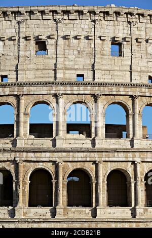 Nahaufnahme des Äußeren des Kolosseums (auch als Flavian Amphitheater bekannt) Colosseo. UNESCO-Weltkulturerbe. Rom, Latium, Italien, Europa Stockfoto