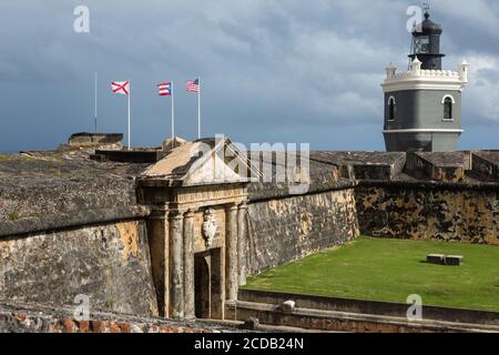 Der Eingang über den Trockengraben zum Castillo San Felipe del Morro. Der Leuchtturm El Morro wurde 1908 erbaut. Old San Juan, Puerto Rico. San Juan Stockfoto