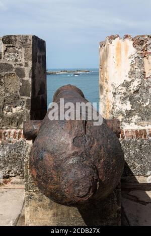 Eine alte spanische Kanone bewacht den Eingang zum Hafen von San Juan von Castillo San Felipe del Morro in Old San Juan, Puerto Rico. San Juan National Histo Stockfoto