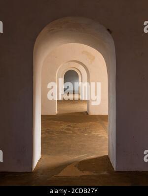 Blick auf die inneren Türen zwischen Kasematten auf der unteren plaza-Ebene des Castillo San Felipe del Morro in Old San Juan, Puerto Rico. San Juan Nation Stockfoto