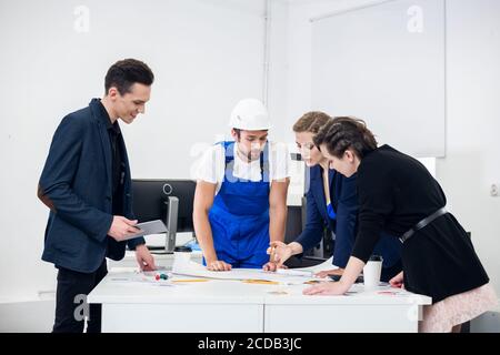 Eine Gruppe junger Mitarbeiter, die großartige Geschäftsentscheidungen treffen. Kreative Teamdiskussion. Corporate Work Konzept. Modernes Büro. Starten Stockfoto