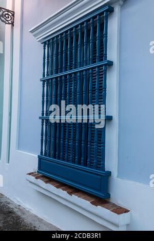 Bunt bemalte Häuser in der historischen Kolonialstadt Old San Juan, Puerto Rico. Stockfoto