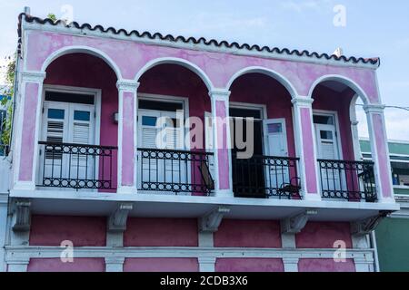 Bunt bemalte Häuser in der historischen Kolonialstadt Old San Juan, Puerto Rico. Stockfoto