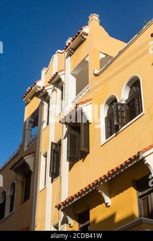 Bunt bemalte Häuser in der historischen Kolonialstadt Old San Juan, Puerto Rico. Stockfoto