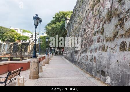 Zu einer Zeit wurde die Stadt Old San Juan, Puerto Rico, von einer befestigten Stadtmauer umgeben. Der Paseo de la Princesa verläuft entlang dieser Mauern. Diese Stockfoto