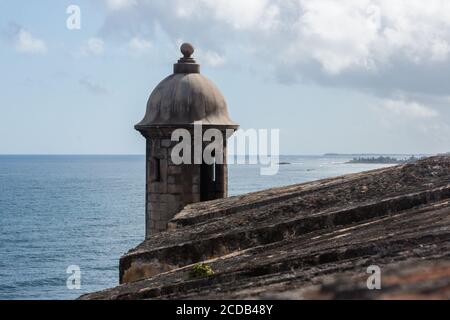 Eine Wachstube, Guerit oder Bartizan an der Wand des Castillo San Felipe del Morro in Old San Juan, Puerto Rico, mit Blick auf den Atlantik. San Stockfoto