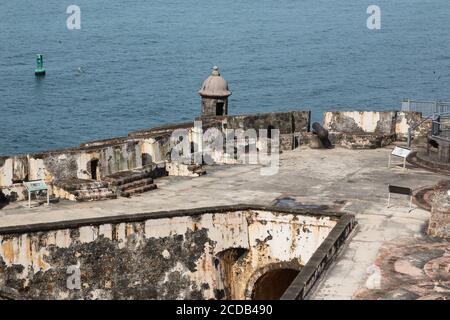 Ein Wachkasten, Guerit oder Bartizan und Kanone auf dem Hauptbatteriestand des Castillo San Felipe del Morro in Old San Juan, Puerto Rico, mit Blick auf Stockfoto