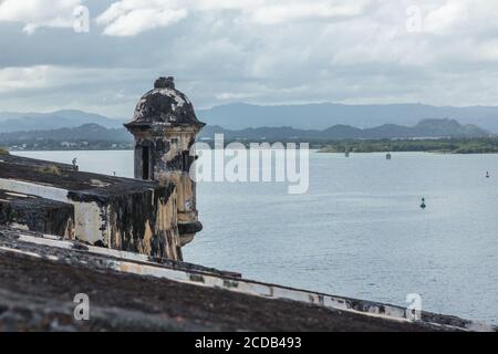 Eine Wachstube, Guerit oder Bartizan an der Wand des Castillo San Felipe del Morro in Old San Juan, Puerto Rico, mit Blick auf den Hafen von San Juan. Sa Stockfoto