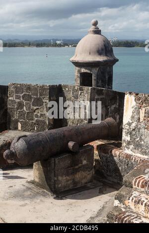 Ein Wachkasten, Guerit oder Bartizan und Kanone an der Wand des Castillo San Felipe del Morro in Old San Juan, Puerto Rico, mit Blick auf den Eingang Stockfoto