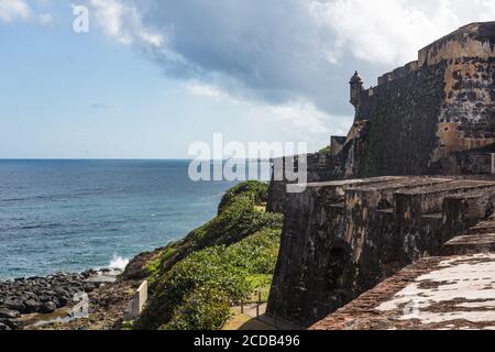 Eine Wachstube, Guerit oder Bartizan an der Wand des Castillo San Felipe del Morro in Old San Juan, Puerto Rico, mit Blick auf den Atlantik. San Stockfoto