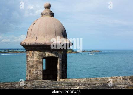 Eine Wachstube, Guerit oder Bartizan an der Wand des Castillo San Felipe del Morro in Old San Juan, Puerto Rico, mit Blick auf den Eingang zum San J Stockfoto