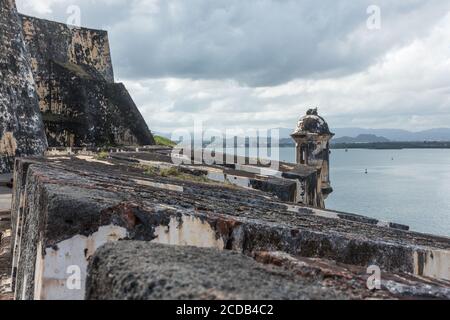 Eine Wachstube, Guerit oder Bartizan an der Wand des Castillo San Felipe del Morro in Old San Juan, Puerto Rico, mit Blick auf den Hafen von San Juan. Sa Stockfoto