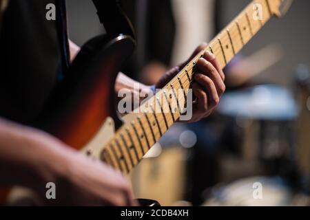 Nahaufnahme der Hände eines Musikers, der eine elektrische spielt Solo Gitarre im Studio Stockfoto