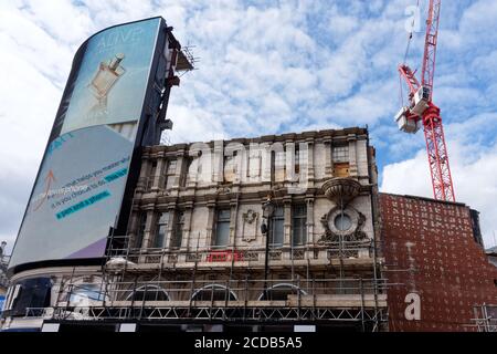 Historisches Wahrzeichen Gebäude hinter den Piccadilly Lights abgerissen. Stockfoto