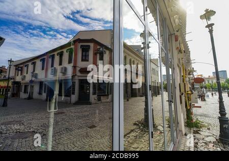 Bukarest, Rumänien - 22. Juni 2020: Eine Kneipe ist in der Spiegelung eines Schaufensters in der Lipscani-Straße zu sehen, einer Straße im alten Stil mit Gebäuden mit b Stockfoto