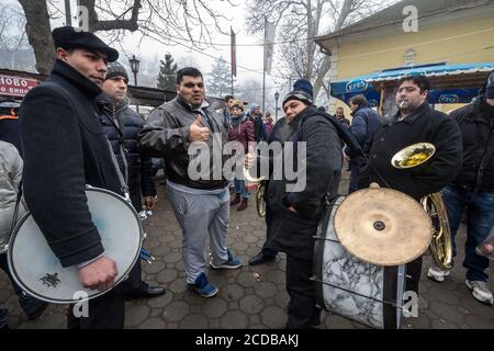 KACAREVO, 18. FEBRUAR 2017: Roma-Musikband wartet auf einen Musikabend auf dem Markt von Kacarevo in Belgrad. Diese Bands werden auch genannt Stockfoto