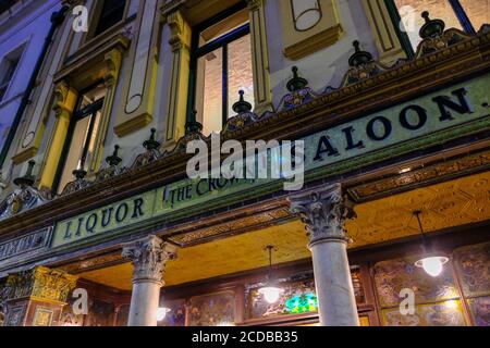 Belfast - August 2019: Pub im Zentrum der Stadt Stockfoto