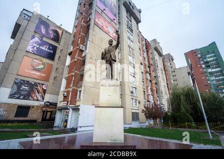 PRISHTINA, KOSOVO - 12. NOVEMBER 2016: Bill Clinton Statue auf Bill Klinton Boulevard. Die Statue wurde als US-präsident errichtet, um der Aktion Clintons zu danken Stockfoto