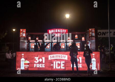 BELGRAD, SERBIEN - 18. AUGUST 2019: Smirnoff Ice Logo vor einer Bar in belgrad. Smirnoff Ice ist ein Vodka auf Basis von Malz und Zitronengetränk Pappel fo Stockfoto