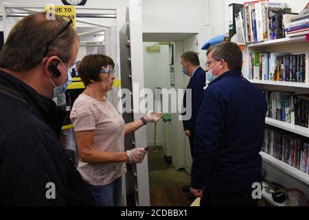 Michael McGrath Minister für öffentliche Ausgaben und Reform besuchte Bantry Mit den Einheimischen über die jüngsten Überschwemmungen zu diskutieren Stockfoto