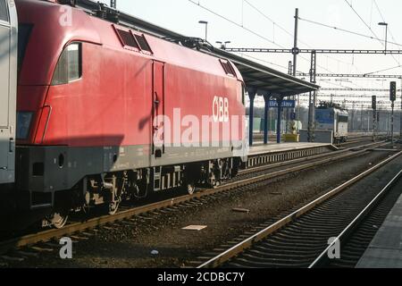 BRECLAV, TSCHECHIEN - 16. MÄRZ 2013: Österreichische Eisenbahn OBB 1016 Lokomotive taurus Eurosprinter mit Personenzug auf Bahnsteigen von Breclav bo Stockfoto