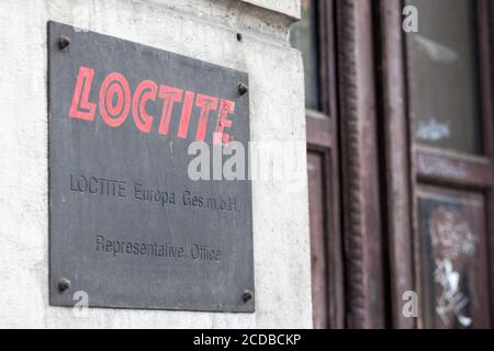 BELGRAD, SERBIEN - 5. MAI 2020: Loctite Logo vor ihrem Büro für Serbien. loctite ist ein deutsch-amerikanischer Hersteller und Händler von Klebstoffen, Stockfoto